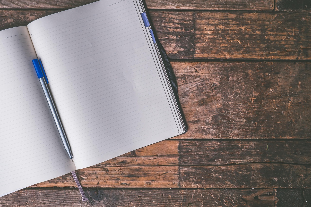 Ein ruhiger Schreibtisch mit Notizbuch und Laptop symbolisiert den kostenlosen Schreibplatz des Rauschwerk Verlags für neue Buchprojekte – Foto: 6689062 / Pixabay