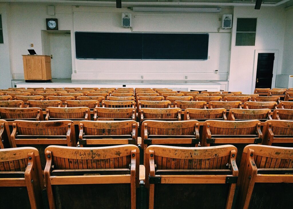 Modernes Universitätsgebäude mit Glasfassade als Sinnbild für das gute TUM Ranking im Employability Vergleich – Foto: WOKANDAPIX / Pixabay