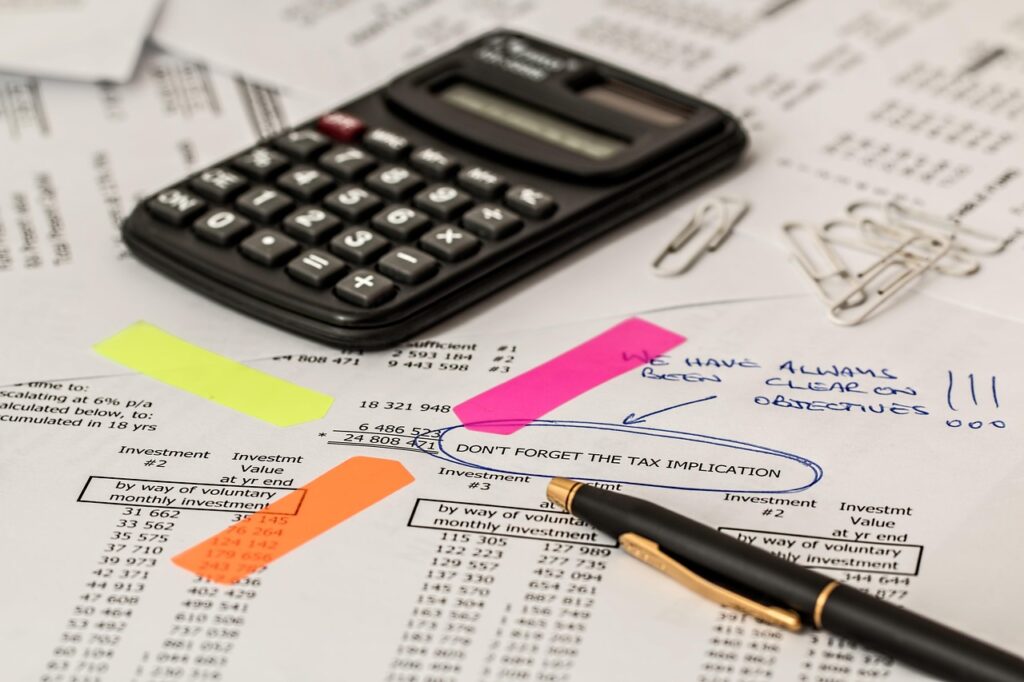 Das Bild zeigt Dokumente und Finanzkennzahlen auf einem Schreibtisch als Sinnbild für die Vorbereitung eines Unternehmensverkaufs – Foto: stevepb / Pixabay