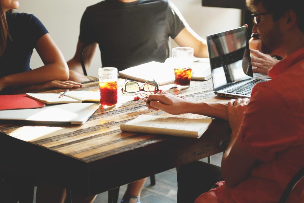 Leerer Konferenzraum mit Monitoren und Datenvisualisierungen symbolisiert das Mindset von Sam Altman in der KI-Branche – Foto: StartupStockPhotos / Pixabay