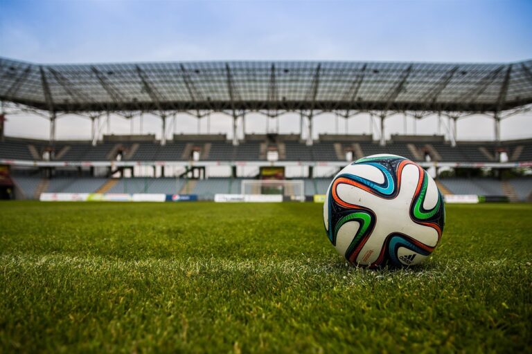 Ein leeres Fußballstadion bei Flutlicht symbolisiert den Neustart von Yusuf Demir bei Rapid Wien – Foto: jarmoluk / Pixabay