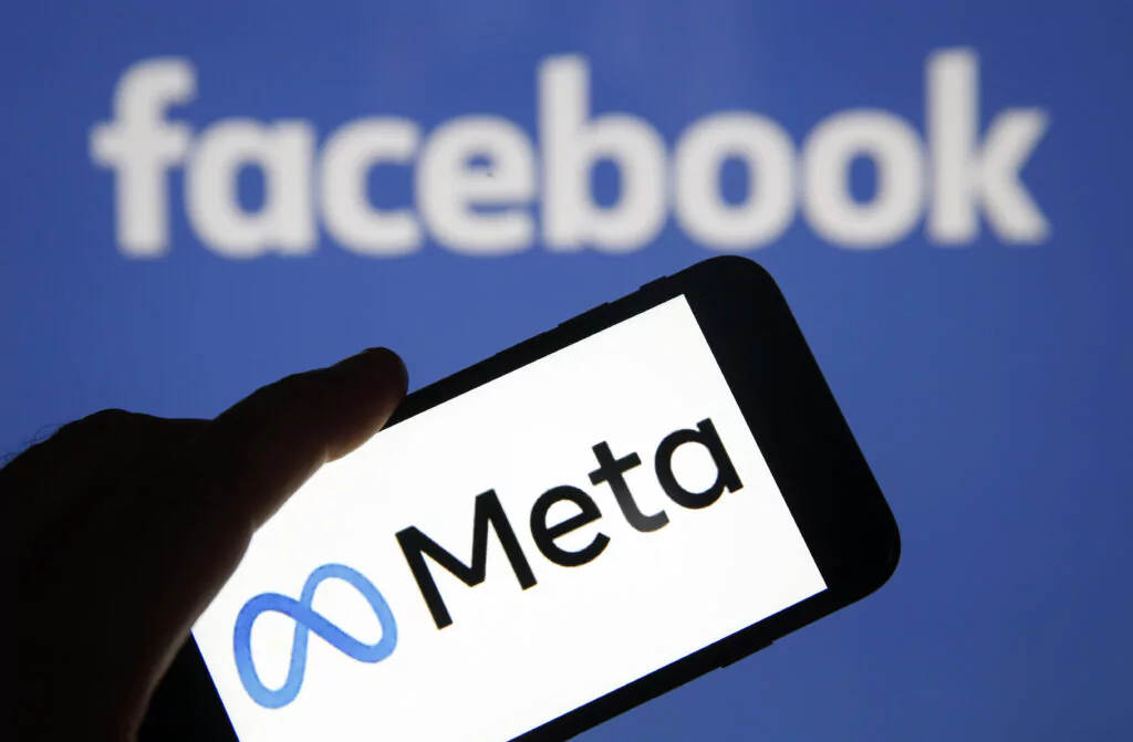 Das alte Logo facebook auf blauem Hintergrund und das neue Logo von Meta im Vordergrund