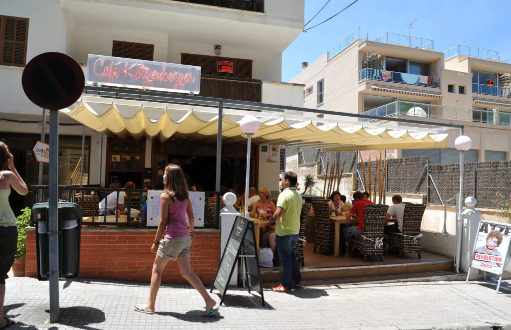 Das Café Katzenberger auf Mallorca wird von mehreren Personen besucht