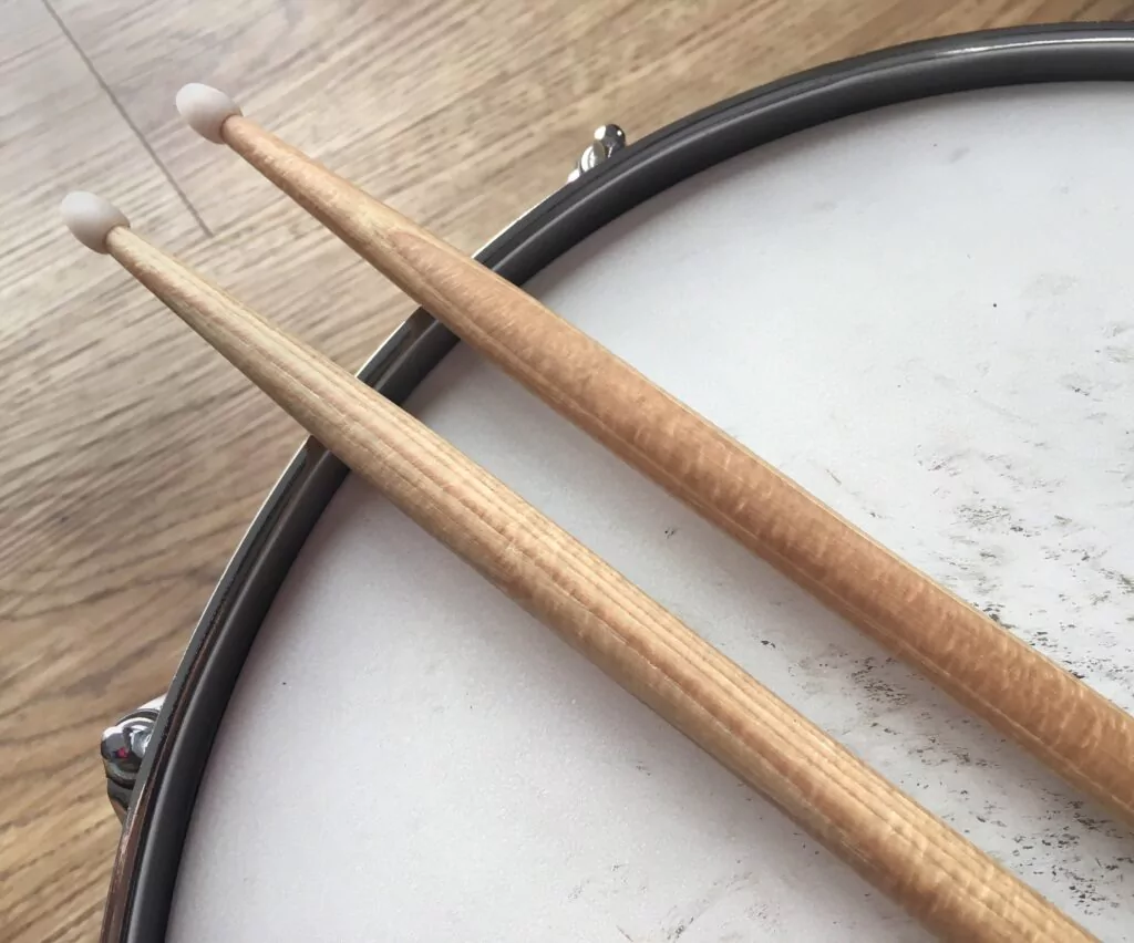 Drumsticks auf einer Snare Drum