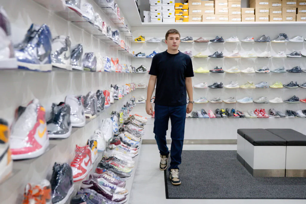 Stepen Timoshin in seinem Sneaker-Shop in Berlin