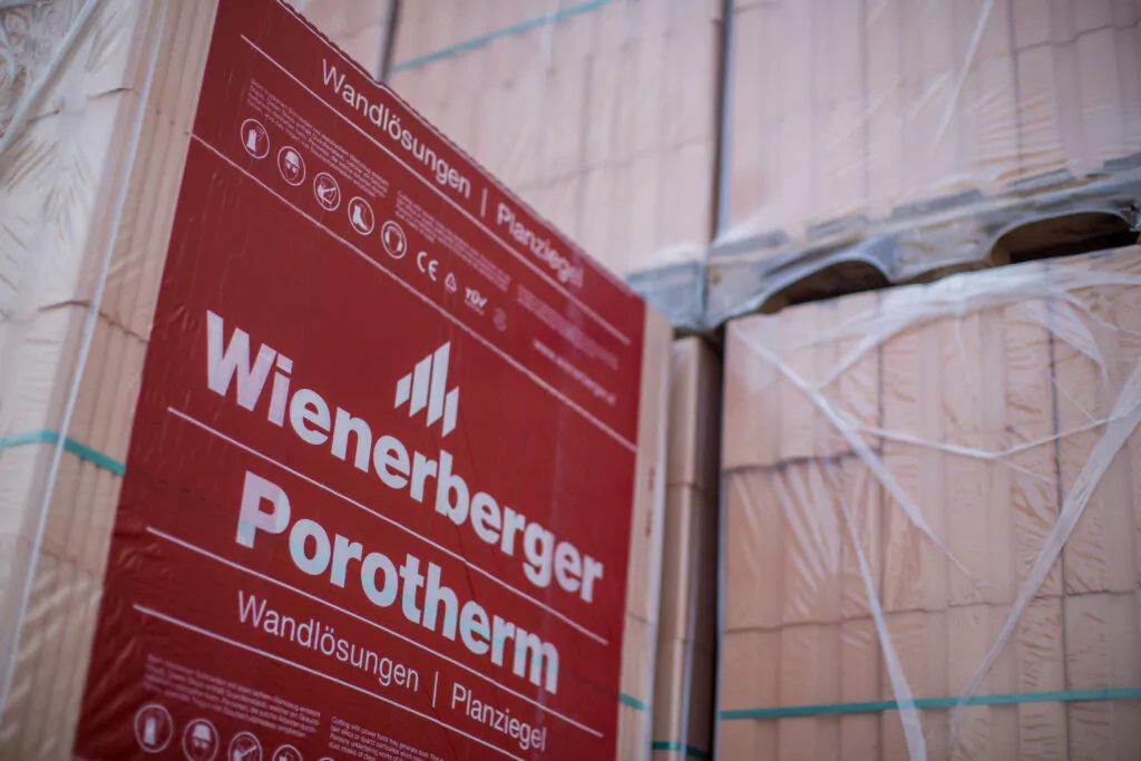 Logo von Wienerberger Porotherm auf der Verpackung von Ziegeln in Seitenansicht zu sehen