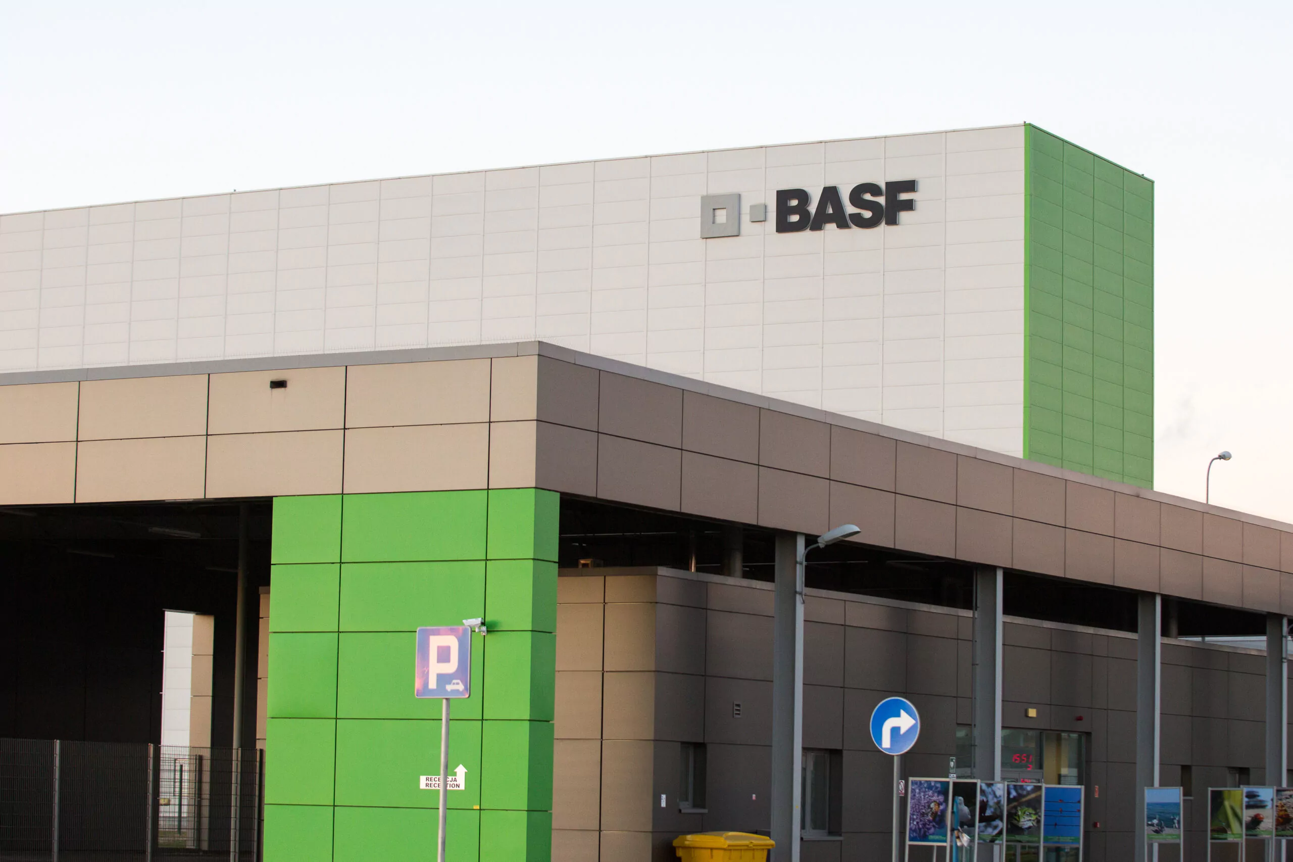 Logo von BASF auf einem Firmengebäude das eine hellgrüne Teilfassade hat